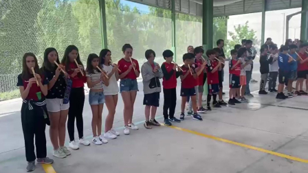 Los alumnos del Colegio Público Hermanas Uriz Pi de Sarriguren han interpretado el Himno de Osasuna con sus flautas