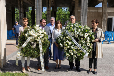 Ofrenda floral en homenaje a Tomás Caballero en el cementerio de San José de Pamplona.