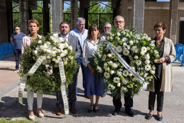 Ofrenda floral en homenaje a Tomás Caballero en el cementerio de San José de Pamplona.