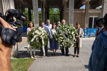 Ofrenda floral en homenaje a Tomás Caballero en el cementerio de San José de Pamplona.