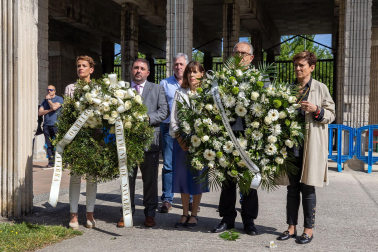 Ofrenda floral en homenaje a Tomás Caballero en el cementerio de San José de Pamplona.