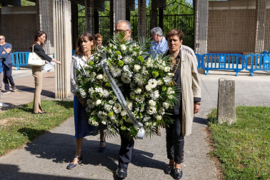 Ofrenda floral en homenaje a Tomás Caballero en el cementerio de San José de Pamplona.