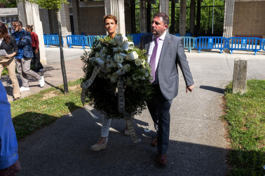 Ofrenda floral en homenaje a Tomás Caballero en el cementerio de San José de Pamplona.