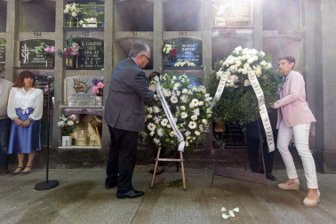 Ofrenda floral en homenaje a Tomás Caballero en el cementerio de San José de Pamplona.