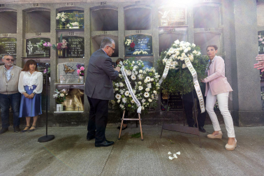 Ofrenda floral en homenaje a Tomás Caballero en el cementerio de San José de Pamplona.