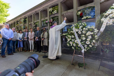 Ofrenda floral en homenaje a Tomás Caballero en el cementerio de San José de Pamplona.