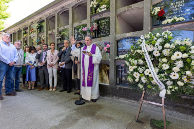 Ofrenda floral en homenaje a Tomás Caballero en el cementerio de San José de Pamplona.