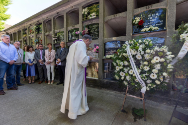 Ofrenda floral en homenaje a Tomás Caballero en el cementerio de San José de Pamplona.
