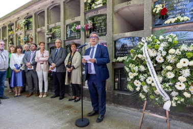 Ofrenda floral en homenaje a Tomás Caballero en el cementerio de San José de Pamplona.