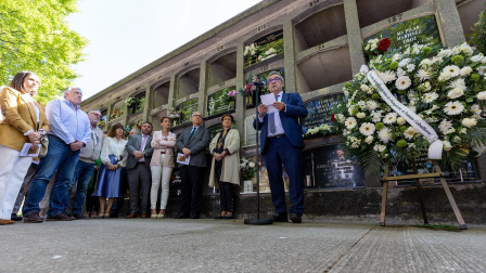 Ofrenda floral en homenaje a Tomás Caballero en el cementerio de San José de Pamplona.