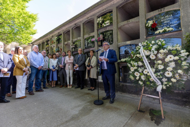 Ofrenda floral en homenaje a Tomás Caballero en el cementerio de San José de Pamplona.