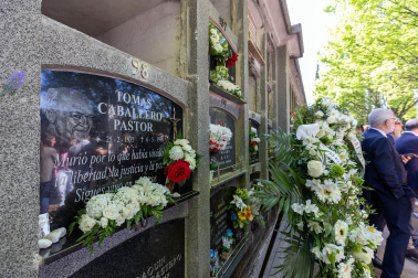 Ofrenda floral en homenaje a Tomás Caballero en el cementerio de San José de Pamplona.