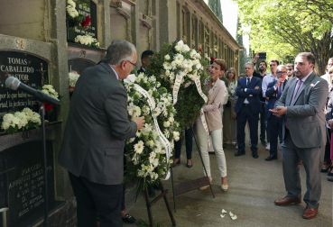 Ofrenda floral en homenaje a Tomás Caballero en el cementerio de San José de Pamplona.