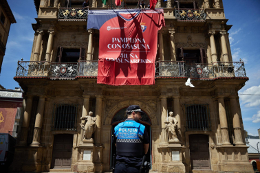 Fotos de la camiseta gigante de Osasuna colocada en la fachada del Ayuntamiento de Pamplona para animar al equipo de cara a la final de la Copa del Rey frente al Real Madrid.