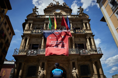 Fotos de la camiseta gigante de Osasuna colocada en la fachada del Ayuntamiento de Pamplona para animar al equipo de cara a la final de la Copa del Rey frente al Real Madrid.