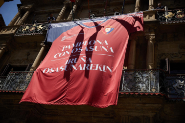 Fotos de la camiseta gigante de Osasuna colocada en la fachada del Ayuntamiento de Pamplona para animar al equipo de cara a la final de la Copa del Rey frente al Real Madrid.