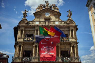 Fotos de la camiseta gigante de Osasuna colocada en la fachada del Ayuntamiento de Pamplona para animar al equipo de cara a la final de la Copa del Rey frente al Real Madrid.