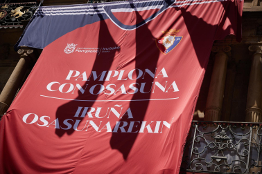 Fotos de la camiseta gigante de Osasuna colocada en la fachada del Ayuntamiento de Pamplona para animar al equipo de cara a la final de la Copa del Rey frente al Real Madrid.