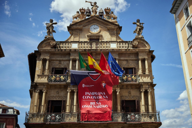 Fotos de la camiseta gigante de Osasuna colocada en la fachada del Ayuntamiento de Pamplona para animar al equipo de cara a la final de la Copa del Rey frente al Real Madrid.