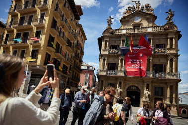 Fotos de la camiseta gigante de Osasuna colocada en la fachada del Ayuntamiento de Pamplona para animar al equipo de cara a la final de la Copa del Rey frente al Real Madrid.