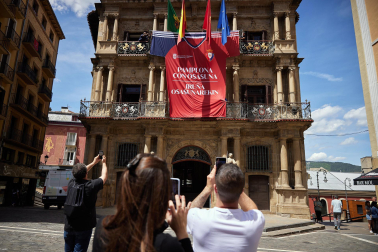 Fotos de la camiseta gigante de Osasuna colocada en la fachada del Ayuntamiento de Pamplona para animar al equipo de cara a la final de la Copa del Rey frente al Real Madrid.