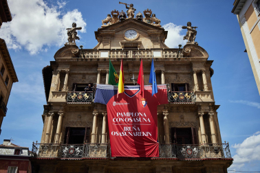 Fotos de la camiseta gigante de Osasuna colocada en la fachada del Ayuntamiento de Pamplona para animar al equipo de cara a la final de la Copa del Rey frente al Real Madrid.