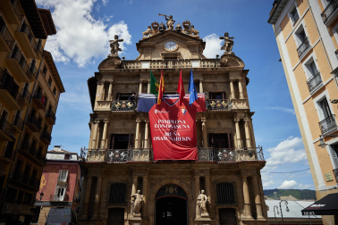 Fotos de la camiseta gigante de Osasuna colocada en la fachada del Ayuntamiento de Pamplona para animar al equipo de cara a la final de la Copa del Rey frente al Real Madrid.
