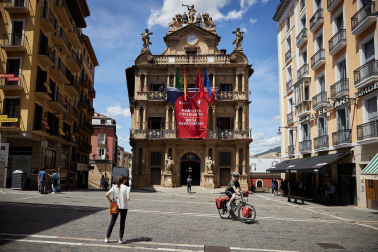 Fotos de la camiseta gigante de Osasuna colocada en la fachada del Ayuntamiento de Pamplona para animar al equipo de cara a la final de la Copa del Rey frente al Real Madrid.