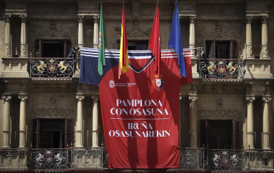 Fotos de la camiseta gigante de Osasuna colocada en la fachada del Ayuntamiento de Pamplona para animar al equipo de cara a la final de la Copa del Rey frente al Real Madrid.