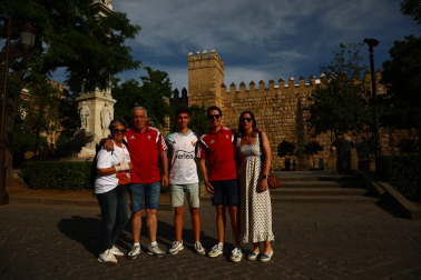 Fotos de la afición de Osasuna por las calles de Sevilla.