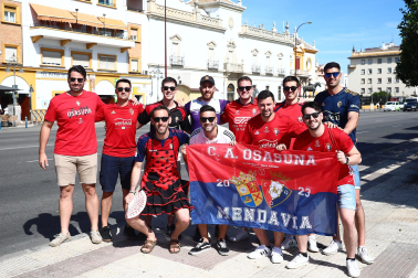 Fotos de la afición de Osasuna por las calles de Sevilla.