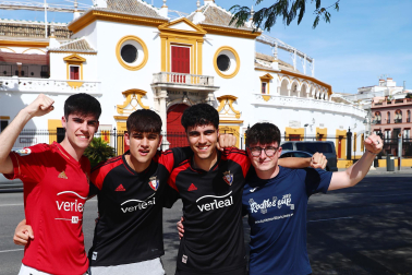 Fotos de la afición de Osasuna por las calles de Sevilla.