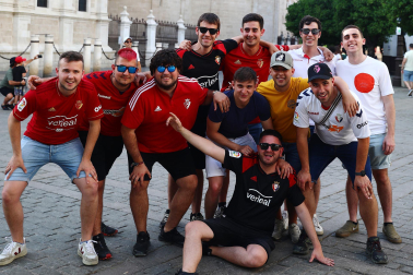 Fotos de la afición de Osasuna por las calles de Sevilla.