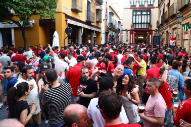 Fotos de la afición de Osasuna por las calles de Sevilla.