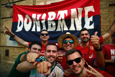 Fotos de la afición de Osasuna por las calles de Sevilla.