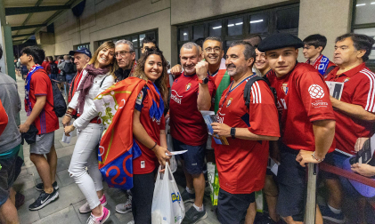 Cientos de aficionados rojillos han salido este sábado a primera hora de la capital navarra para dirigirse a Sevilla, donde asistirán a la final de Copa entre Osasuna y Real Madrid.