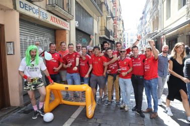 Fotos de los aficionados de Osasuna en las calles del centro de Pamplona el día de la final de la Copa del Rey frente al Real Madrid.