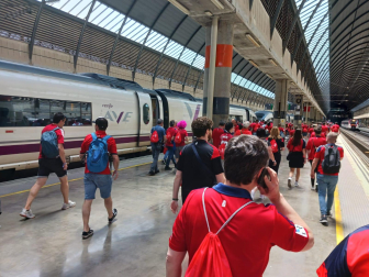 Llegada del AVE de los aficionados de Osasuna a la estación de Santa Justa de Sevilla