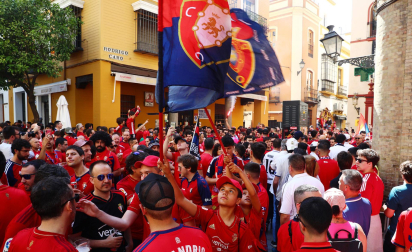 Aficionados rojillos en la calle Rodrigo Caro de Sevilla