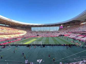 Al frente, el fondo en el que se colocará la afición rojilla