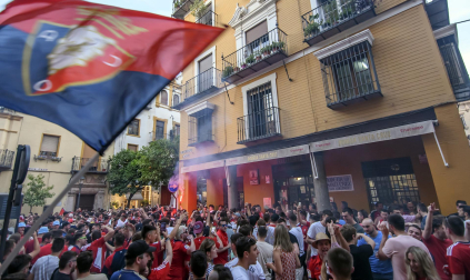 Fotos de la afición de Osasuna por las calles de Sevilla.