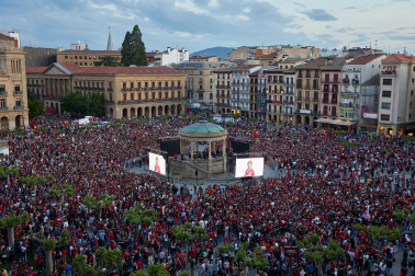 Fotos del ambiente en la plaza del Castillo de Pamplona en el día de la final de la Copa del Rey
