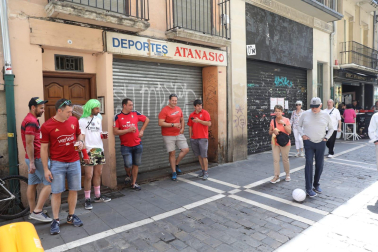 Fotos de los aficionados de Osasuna en las calles del centro de Pamplona el día de la final de la Copa del Rey frente al Real Madrid.