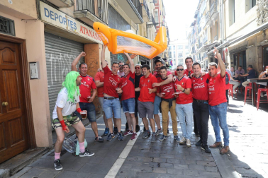 Fotos de los aficionados de Osasuna en las calles del centro de Pamplona el día de la final de la Copa del Rey frente al Real Madrid.