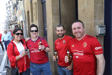 Fotos de los aficionados de Osasuna en las calles del centro de Pamplona el día de la final de la Copa del Rey frente al Real Madrid.