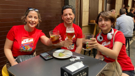 Fotos de los aficionados de Osasuna en las calles del centro de Pamplona el día de la final de la Copa del Rey frente al Real Madrid.