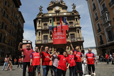 Fotos de los aficionados de Osasuna en las calles del centro de Pamplona el día de la final de la Copa del Rey frente al Real Madrid.