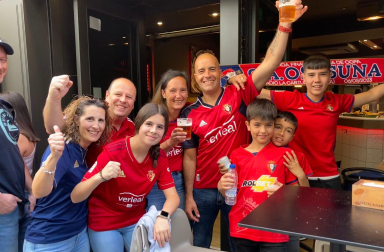 Fotos de los aficionados de Osasuna en las calles del centro de Pamplona el día de la final de la Copa del Rey frente al Real Madrid.