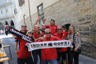 Fotos de los aficionados de Osasuna en las calles del centro de Pamplona el día de la final de la Copa del Rey frente al Real Madrid.