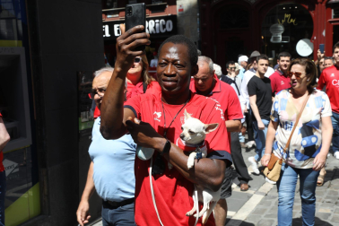 Fotos de los aficionados de Osasuna en las calles del centro de Pamplona el día de la final de la Copa del Rey frente al Real Madrid.